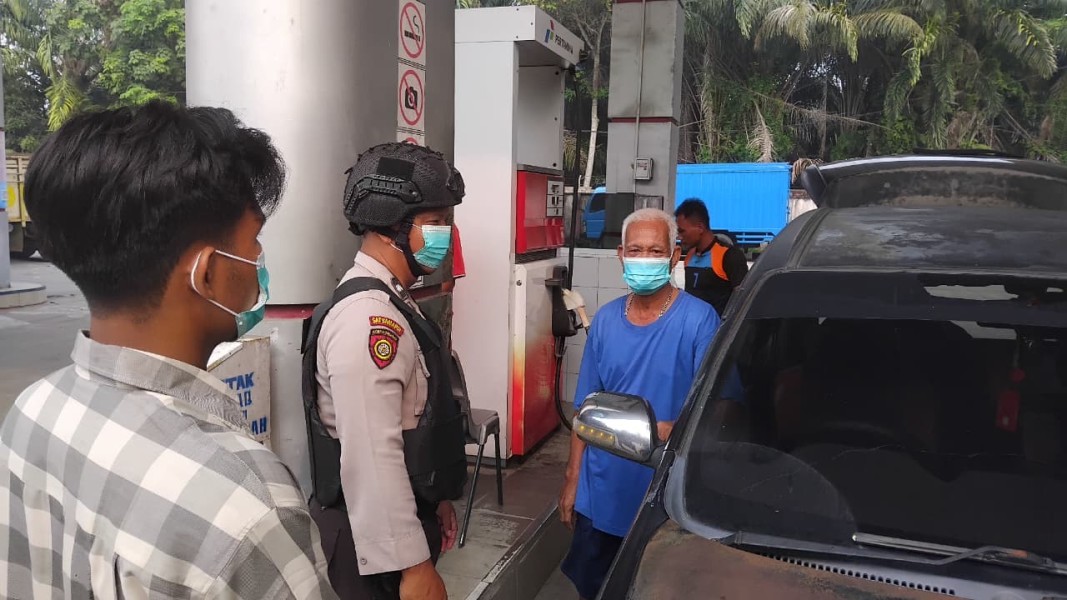 Kabut Asap Masih Tebal, Polsek Minas Bagikan 100 Masker kepada Warga