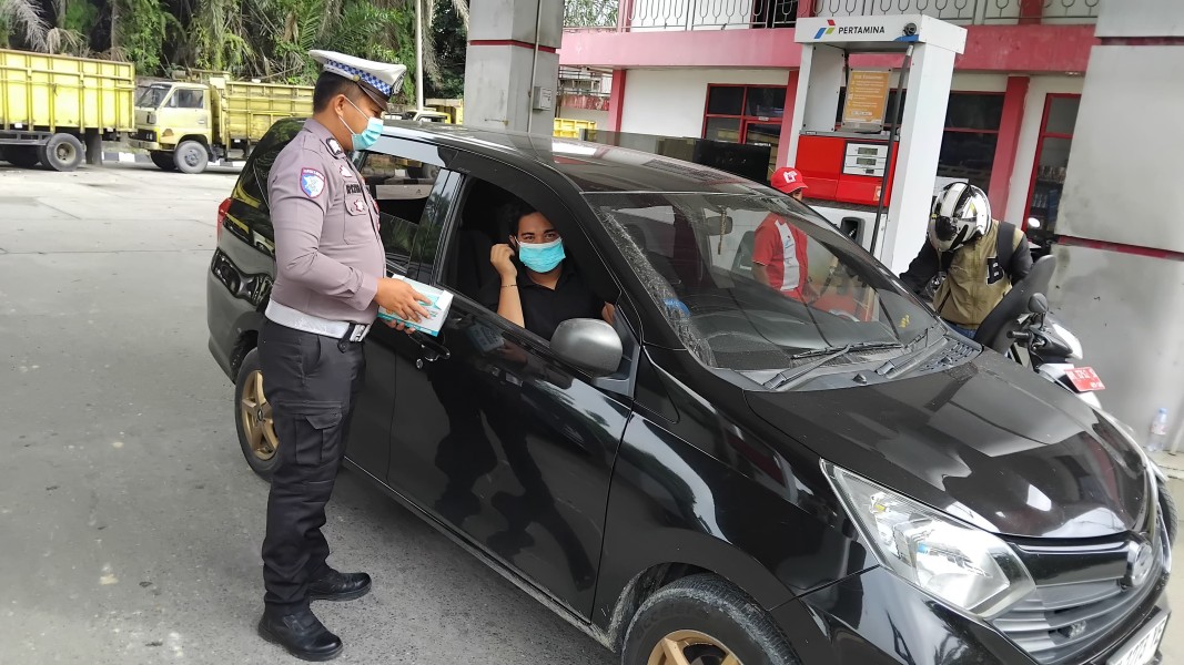 Polsek Minas Kembali Bagikan 100 Masker kepada Warga di SPBU Minas Barat, Antisipasi Dampak Kabut Asap
