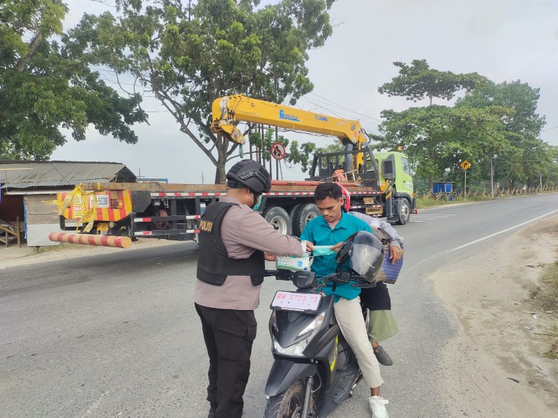 Antisipasi Dampak Kabut Asap, Polsek Minas Secara Rutin Sambangi Warga Dan Bagikan Ratusan Masker