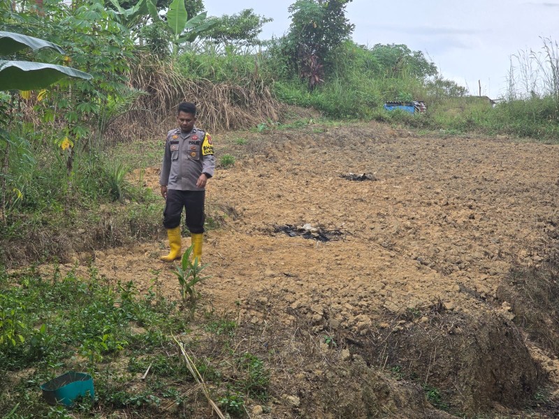 Bhabinkamtibmas Minas Barat Dampingi Kelompok Tani Bersihkan Lahan, Polsek Minas Dukung Program Ketahanan Pangan Nasional
