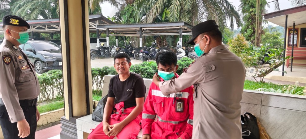 Antisipasi Dampak Tidak Sehat Dari Kabut Asap, Polsek Minas Selalu Bagikan Masker kepada Masyarakat