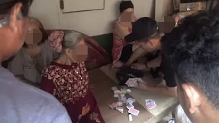 Nenek-nenek Ditangkap Polisi Sedang Asyik Main Judi Kartu Remi