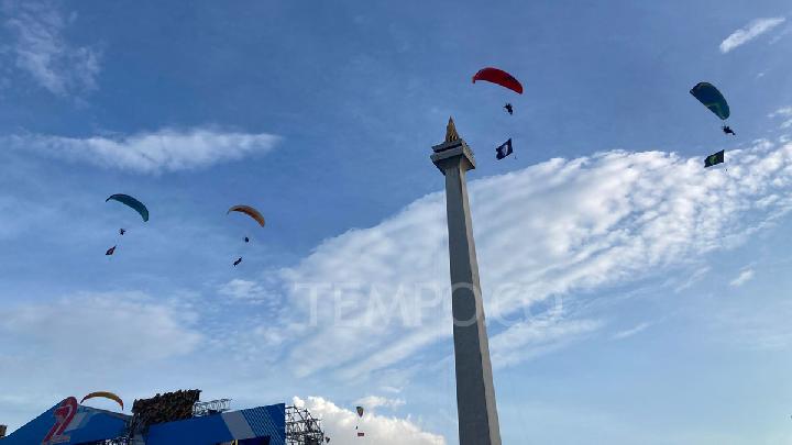 Tim Terjun Payung Polri Bentangkan Foto Prabowo di Angkasa: Arahan Kapolri