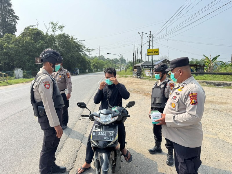 Antisipasi Dampak Kabut Asap, Polsek Minas Rutin Bagikan 100 Masker Kepada Masyarakat