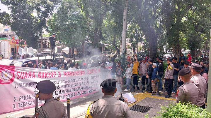 Massa Pendukung Hasto Kristiyanto Berorasi di Pengadilan Tipikor, Sebut Bentuk Dukungan Moril