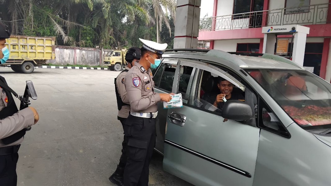 Antisipasi Dampak Kabut Asap, Polsek Minas Terus Bagikan Ratusan Masker Kepada Warga