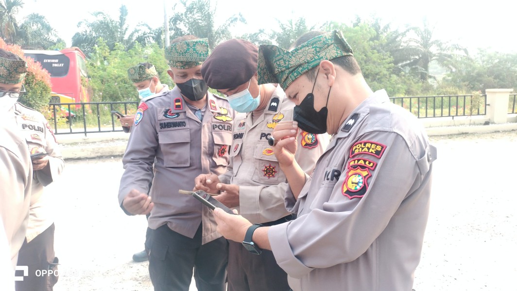 Cegah Judi Online Merasuki Personel, Polsek Minas Periksa Handphone Seluruh Anggota