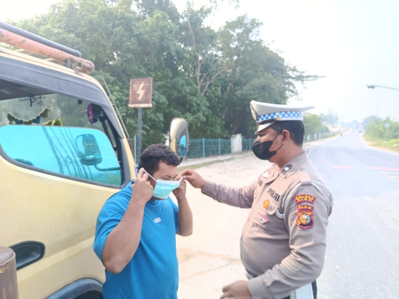Antisipasi Dampak Kabut Asap, Polsek Minas Lanjut Bagikan Ratusan Masker Kepada Masyarakat
