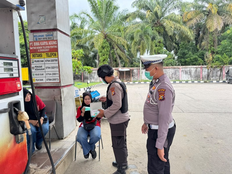Polsek Minas Bagikan 100 Masker di SPBU KM 40 untuk Lindungi Warga dari Dampak Kabut Asap