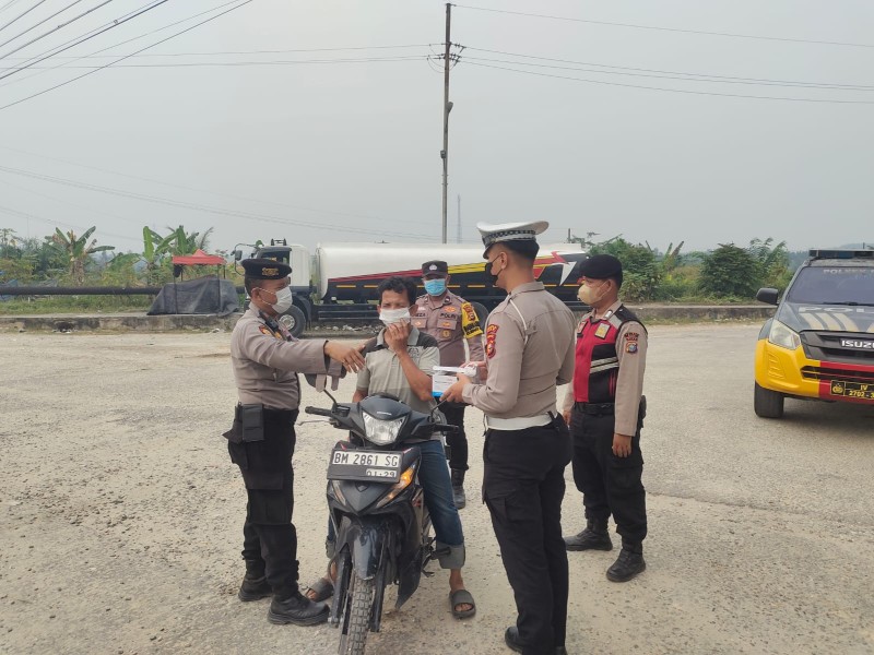 Polsek Minas Bagikan Puluhan Masker Kepada Warga di Simpang Gate I PHR Untuk Antisipasi Dampak Kabut Asap