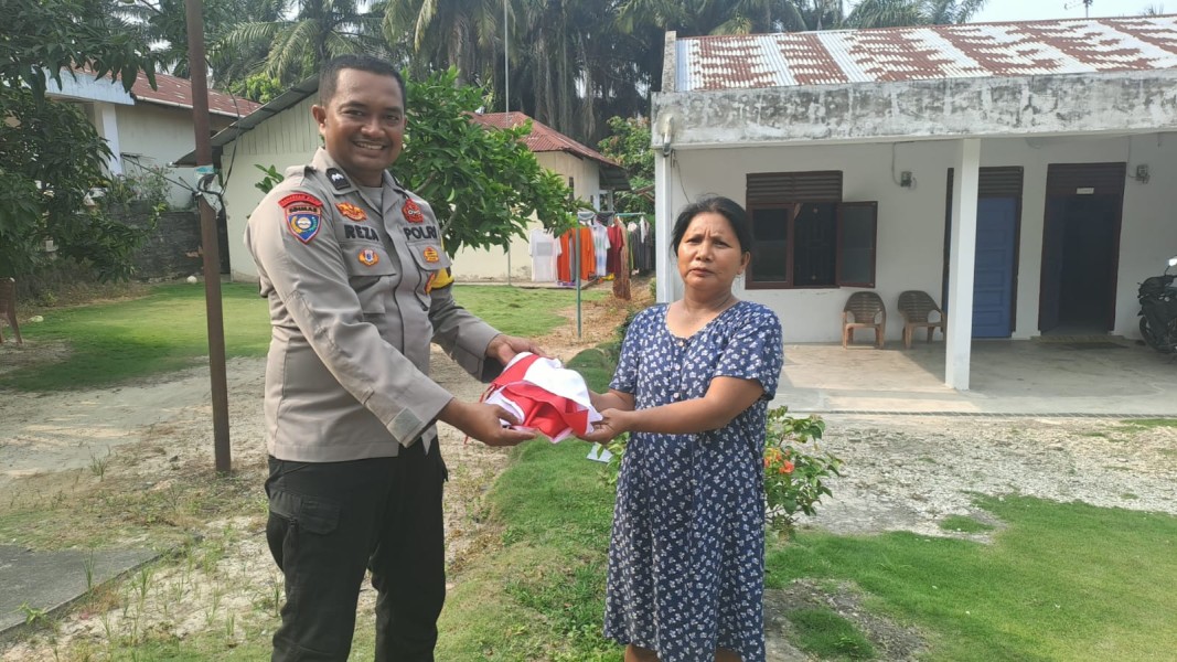 Jelang HUT RI Ke-81, Polsek Minas Bagikan Bendera Merah Putih Kepada Warga