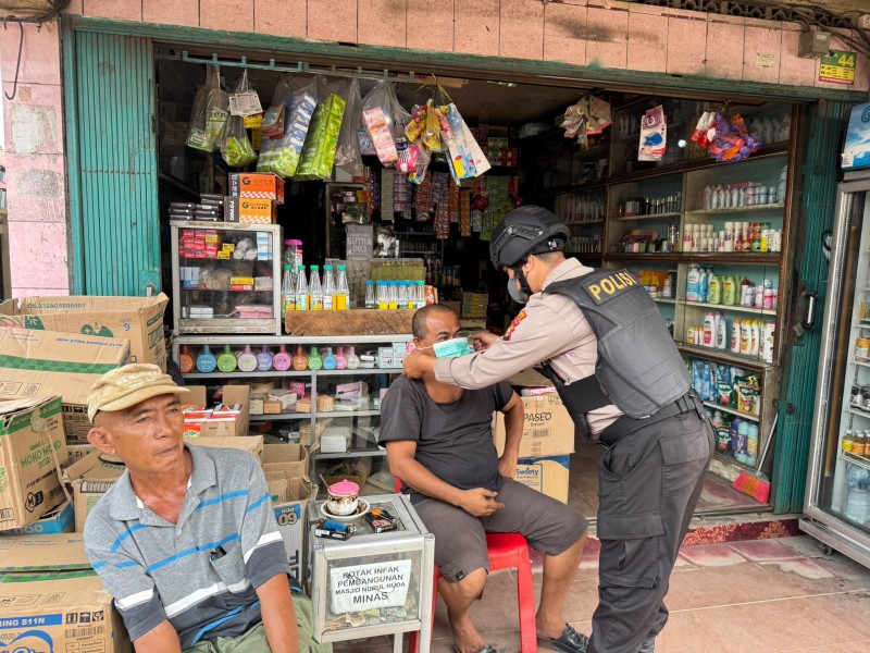 Sambangi Warga, Polsek Minas Bagaikan Ratusan Masker Antisipasi Dampak Kabut Asap